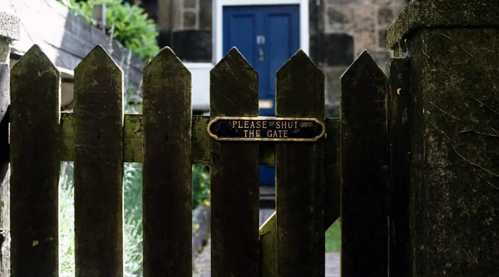 Please shut the gate sign in the outdoor