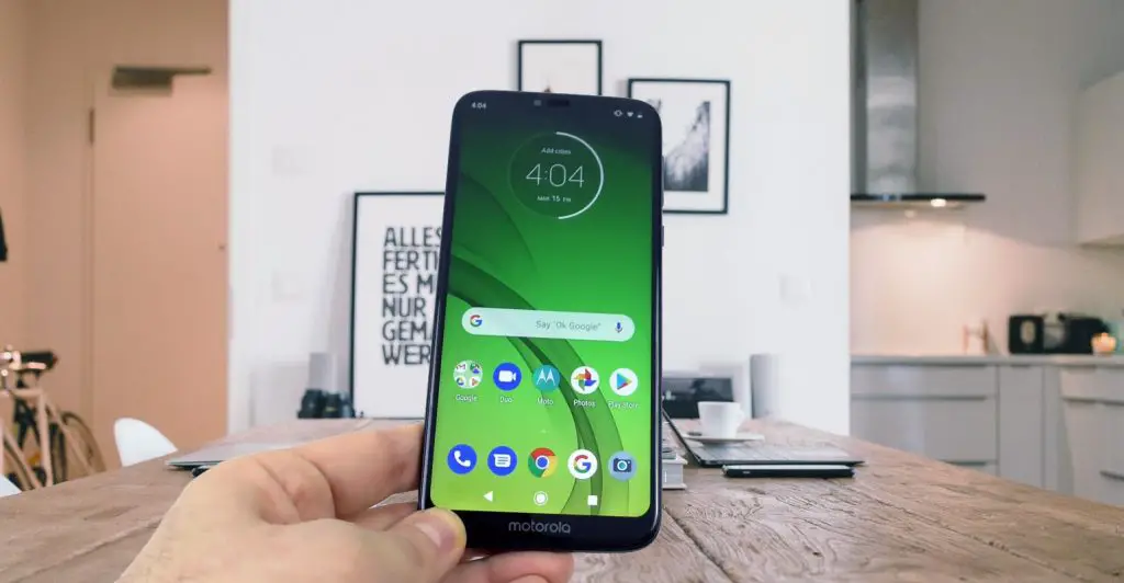 Moto G7 Power Unlocked screen in the hand