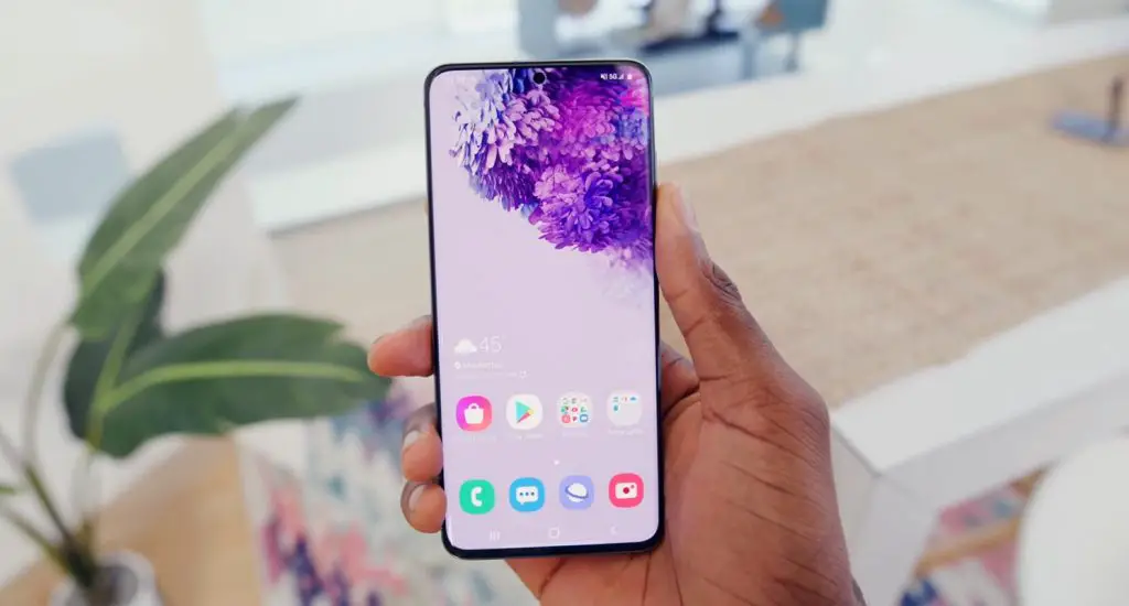 Samsung Galaxy S20 Home Screen in hand