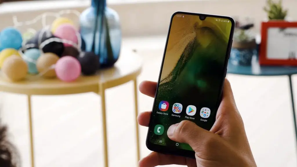 Samsung galaxy A50 Unlocked Screen in Hand