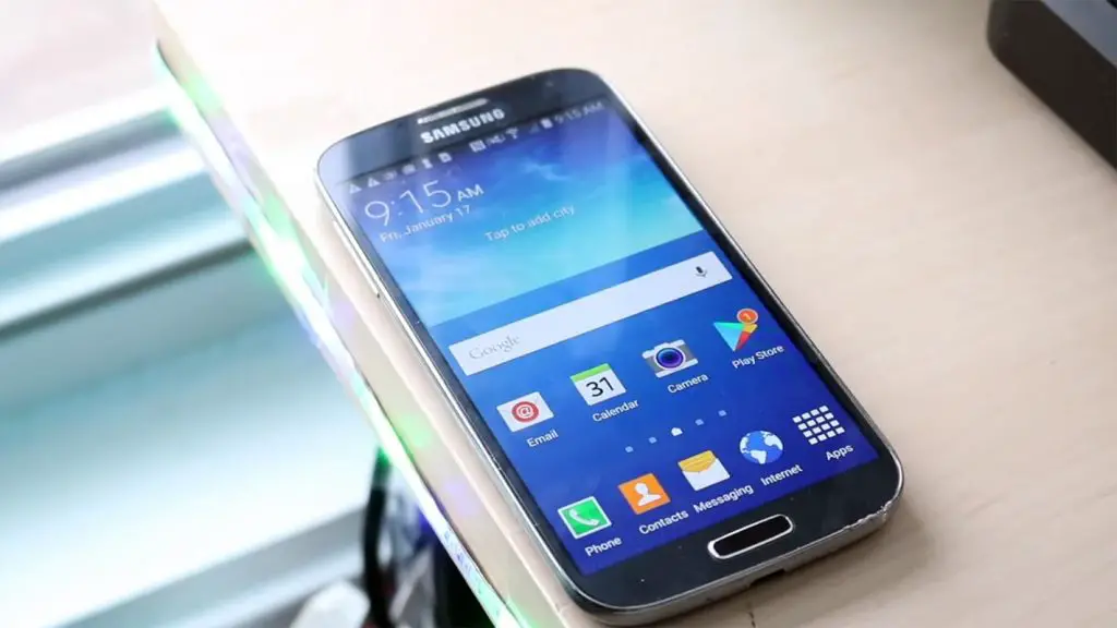 Samsung galaxy S4 Front Side Unlocked Screen on the table