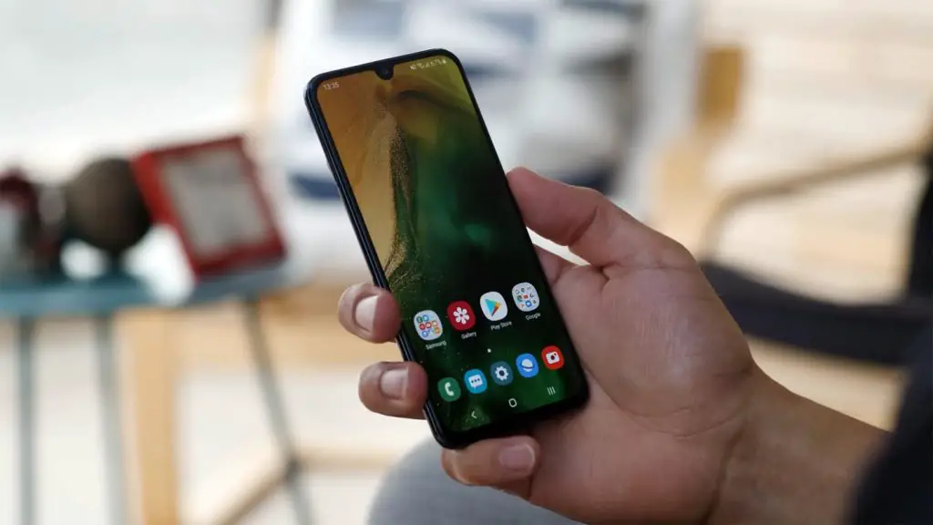 Samsung Galaxy A40 Home screen in the hand