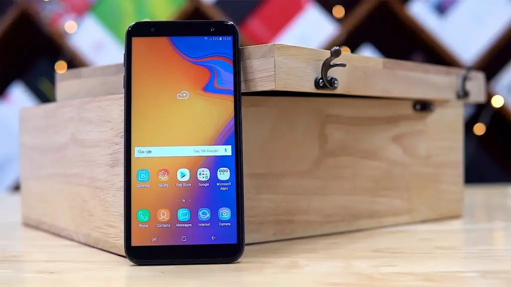 Samsung Galaxy J6 Plus with the Wooden Box