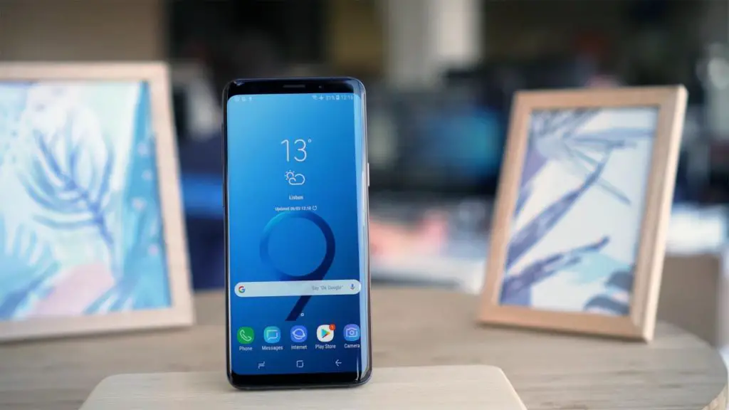 Samsung Galaxy S9 Unlocked Home Screen on the table