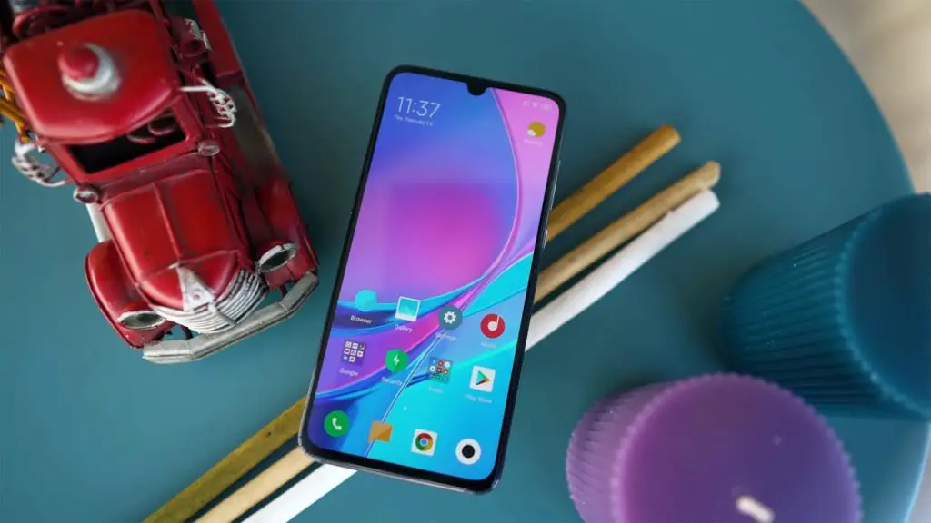 Xiaomi Mi 9 Unlocked Home screen on the table