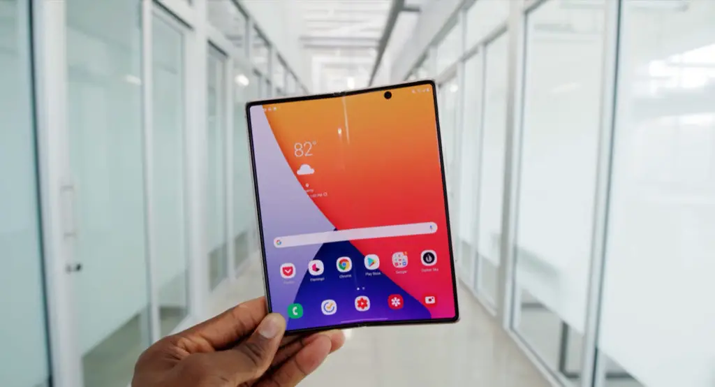 SAMSUNG GALAXY Z FOLD 2 UNLOCK SCREEN IN HAND