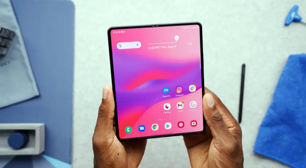 SAMSUNG GALAXY Z FOLD 3 HOME SCREEN IN FULL DISPLAY