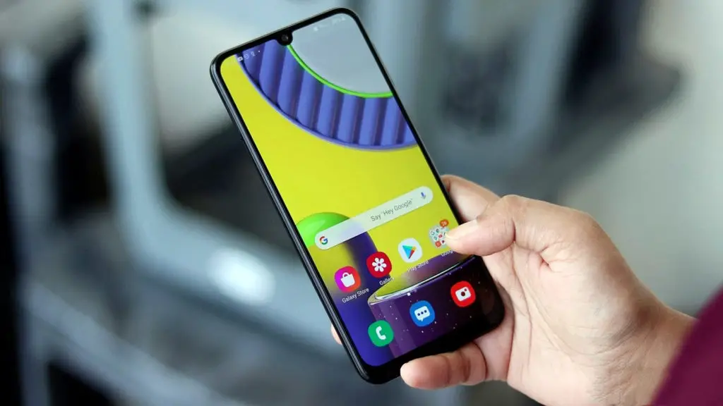 Samsung Galaxy M22 home screen in single hand