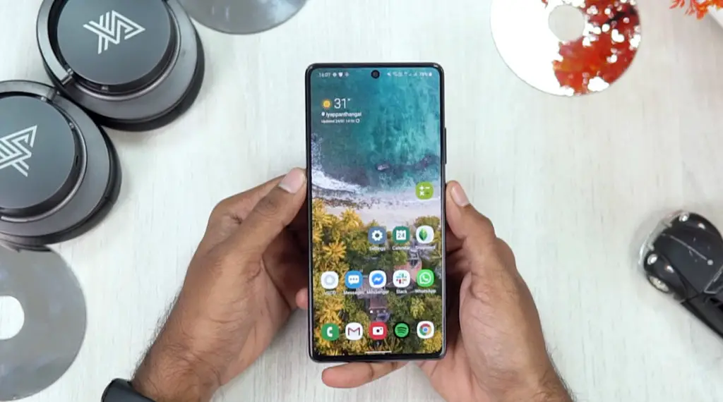 samsnug galaxy s10 lite unlock screen in double hand