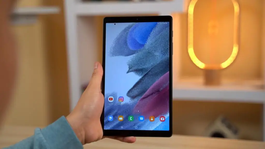 SAMSUNG GALAXY TAB A7 LITE HOME SCREEN IN SINGLE HAND