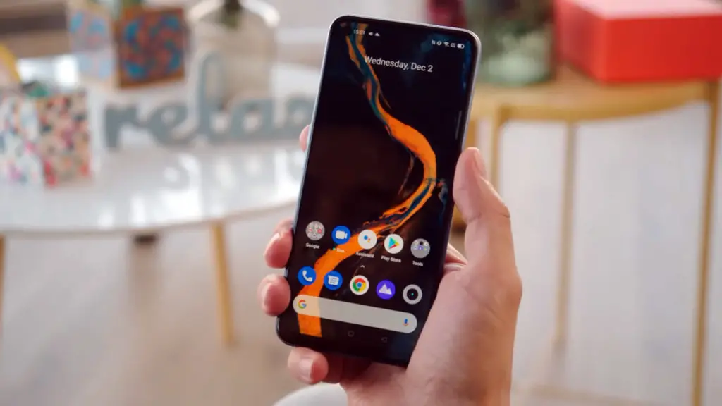 realme 7 5g home screen in hand