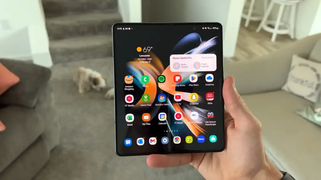 samsung galaxy z fold 4 open hold in single hand